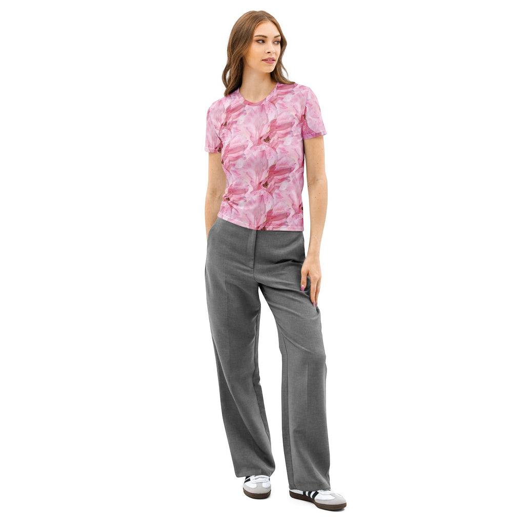 Modelo vistiendo camiseta Xpinta de algodón elástico con estampado floral rosa sobre fondo blanco.