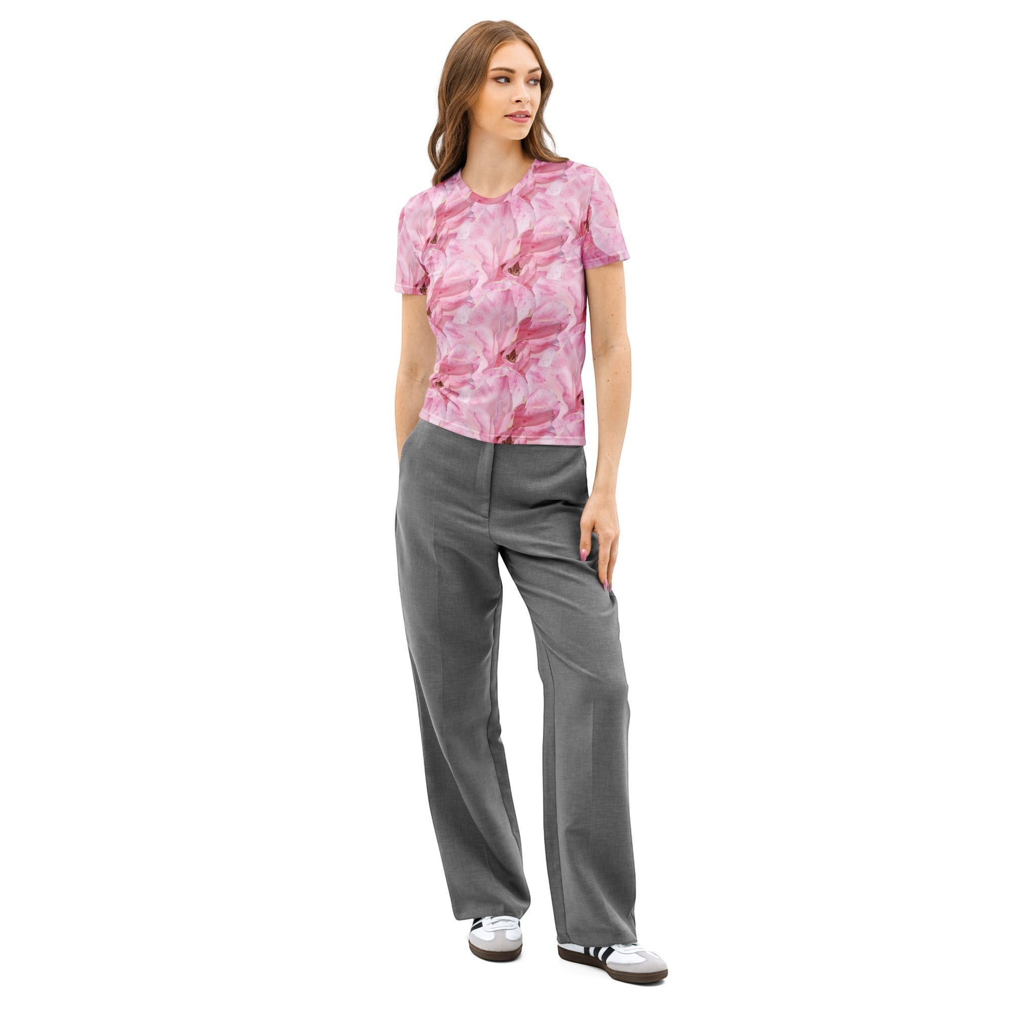 Modelo vistiendo camiseta Xpinta de algodón elástico con estampado floral rosa sobre fondo blanco.