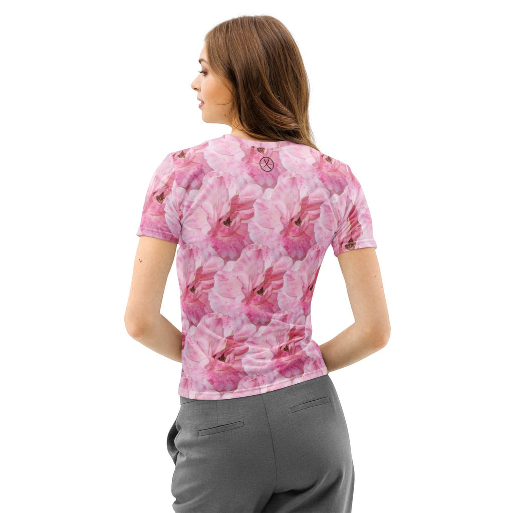Mujer de espaldas vistiendo camiseta Xpinta de algodón elástico con estampado floral de rosas rosas